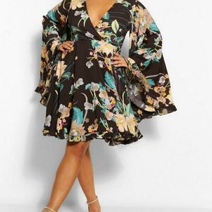 NWT Plus Paisley wide sleeve plunge dress 22